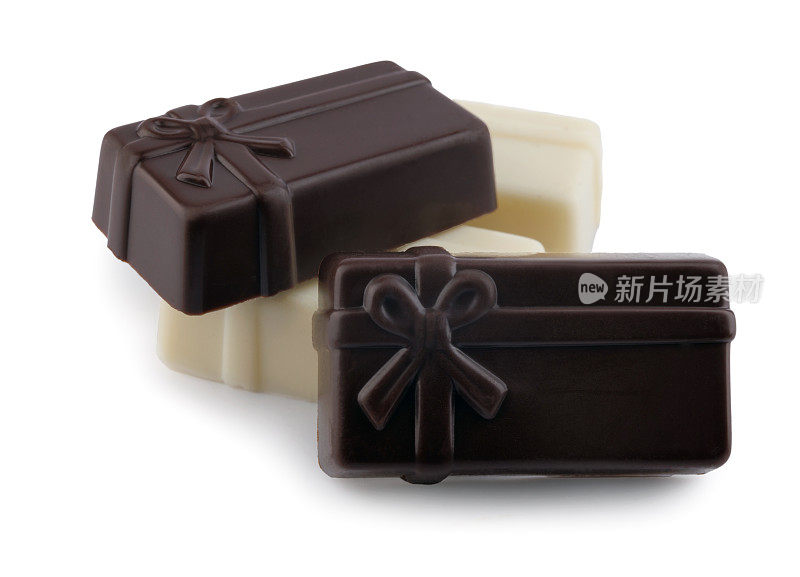 俄罗斯，克拉斯诺亚尔斯克——2024年5月3日:美丽的糖果由白色背景上分离出来的优质白巧克力和黑巧克力制成。艺术巧克力。