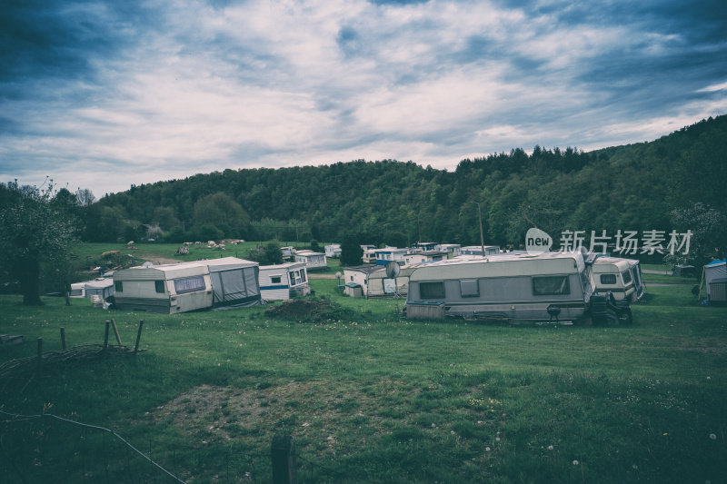 荒凉的露营地点，隐约的天空下显示着古老的大篷车
