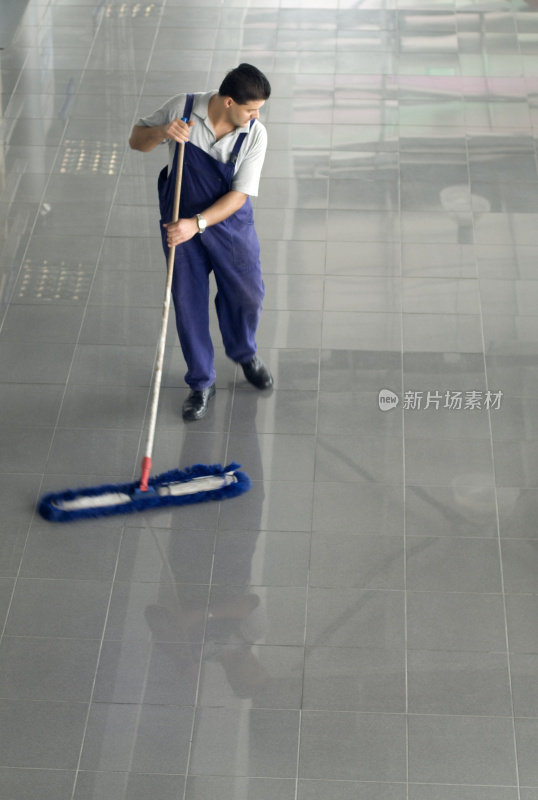 男人在打扫地板