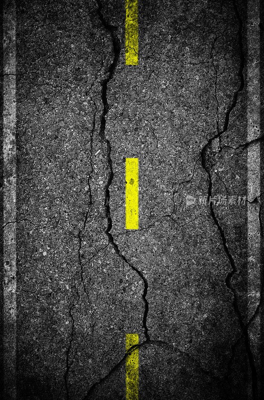 沥青上的裂缝是分隔车道的黄线