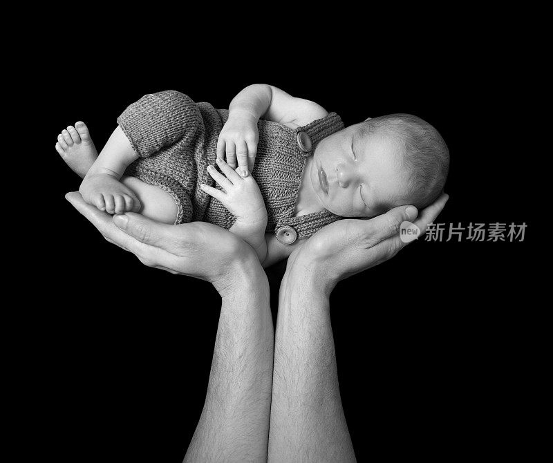 刚出生的小婴儿被捧在手掌里