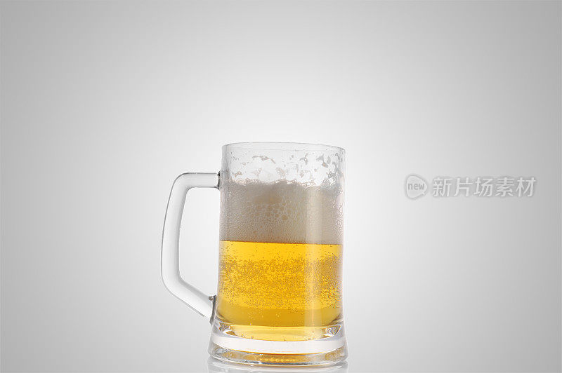 啤酒的杯子