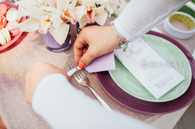 婚礼餐桌设置在乡村风格