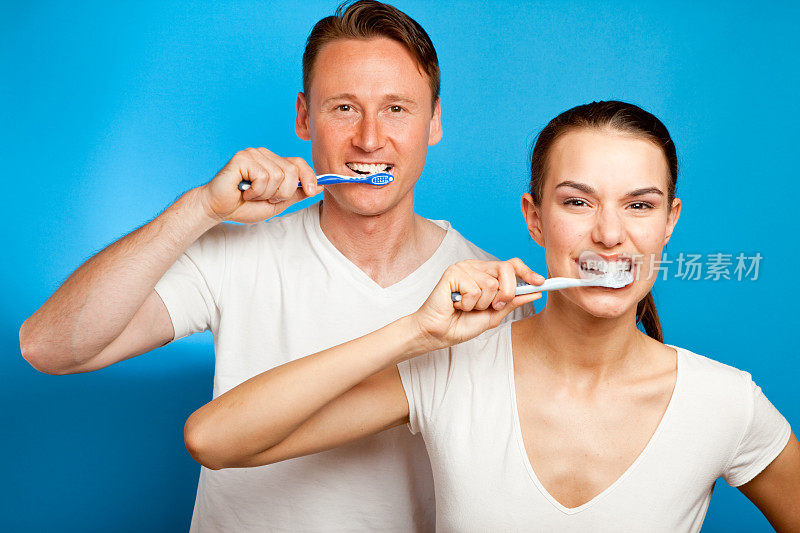 男人和女人在刷牙