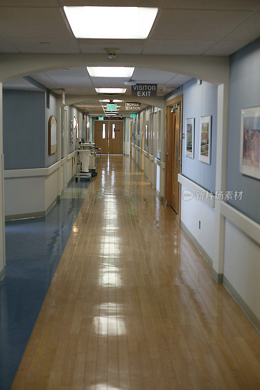 长长的空医院走廊。关闭的门