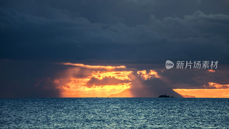 夕阳下的蒙特塞拉特岛剪影。
