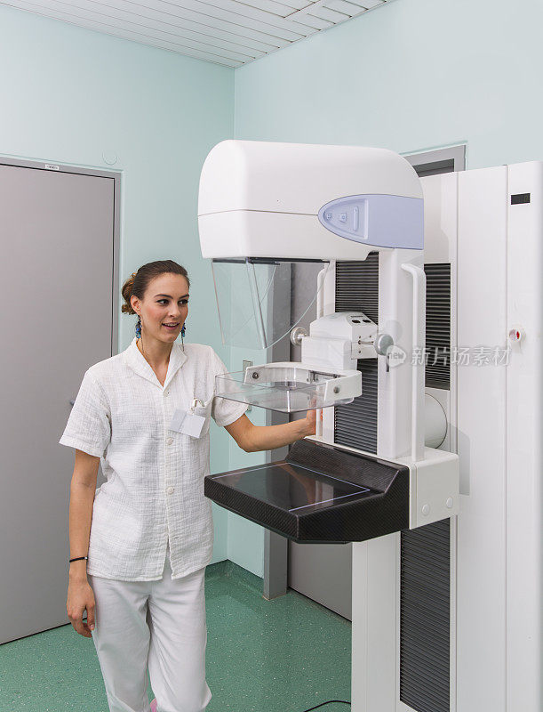 x光技术员准备乳房x光检查。