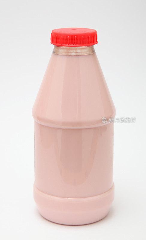 普通背景的草莓奶昔塑料盒