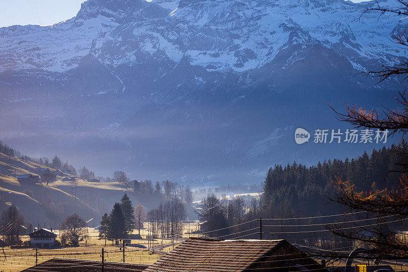 秋天的早晨风景瑞士阿尔卑斯山