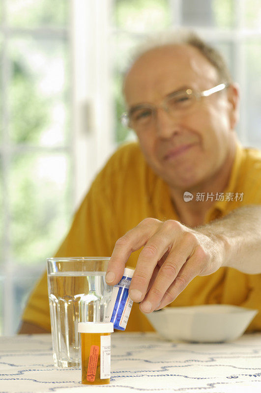 微笑的老男人在拿他的药