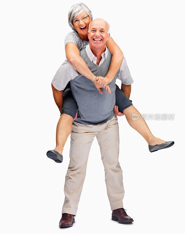 一个幸福成熟的男人在白色的背景下背着他的妻子