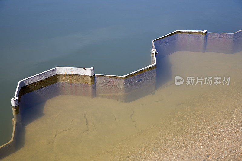 旧床单堆在泥灰岩上