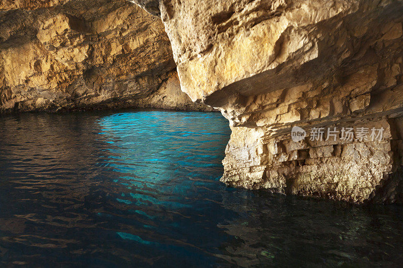 Zakinthos的蓝色洞穴