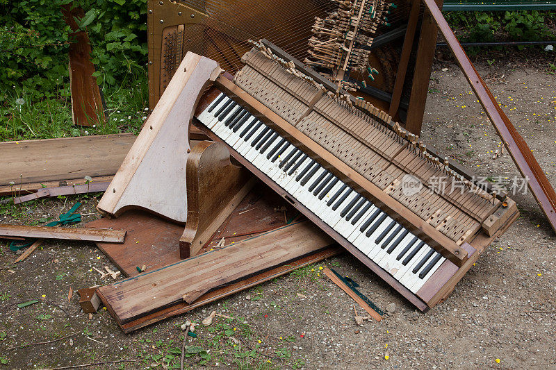 破碎的钢琴