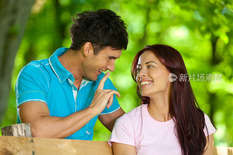 在公园里聊天的年轻夫妇