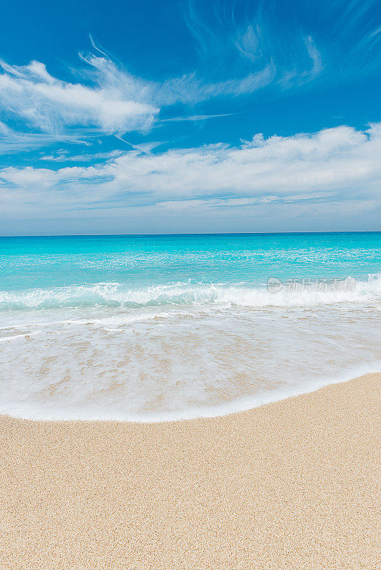 夏季马尔代夫的沙滩海岸和绿松石海