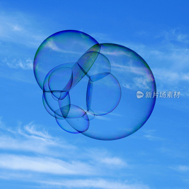 蓝色天空背景上的巨大肥皂泡