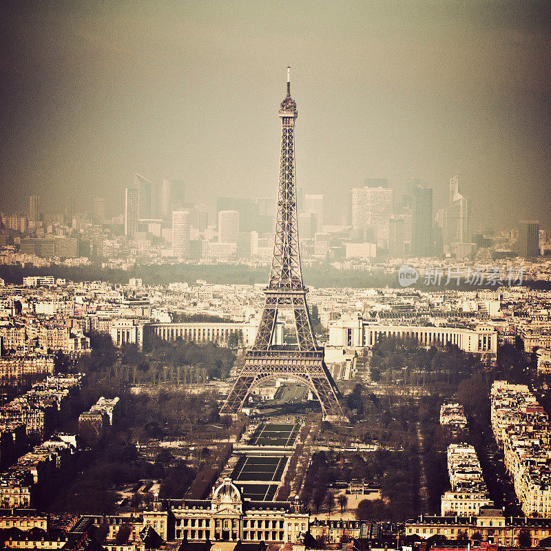 埃菲尔铁塔俯瞰巴黎