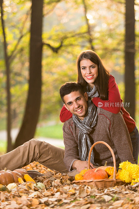 年轻夫妇在享受秋日