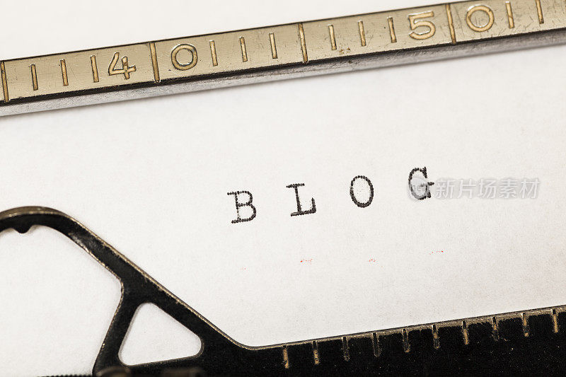 用旧打字机写博客。