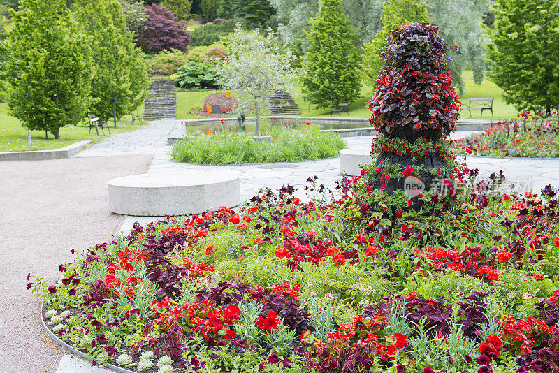 红花坛，石板和池塘
