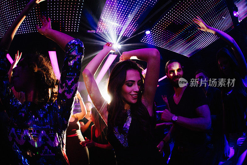 年轻女子喜欢在俱乐部里和朋友跳舞