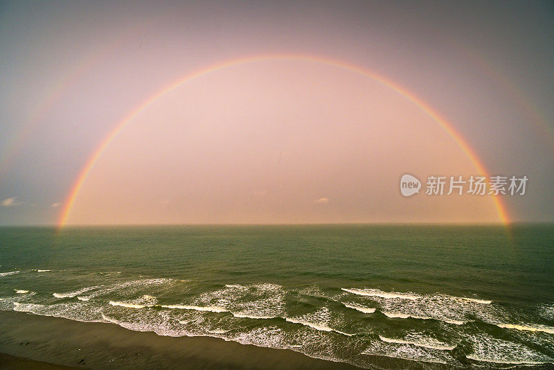 海滩上戏剧性的彩虹