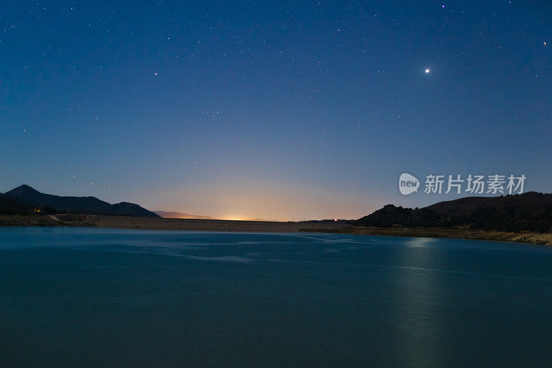 湖面上的夜空