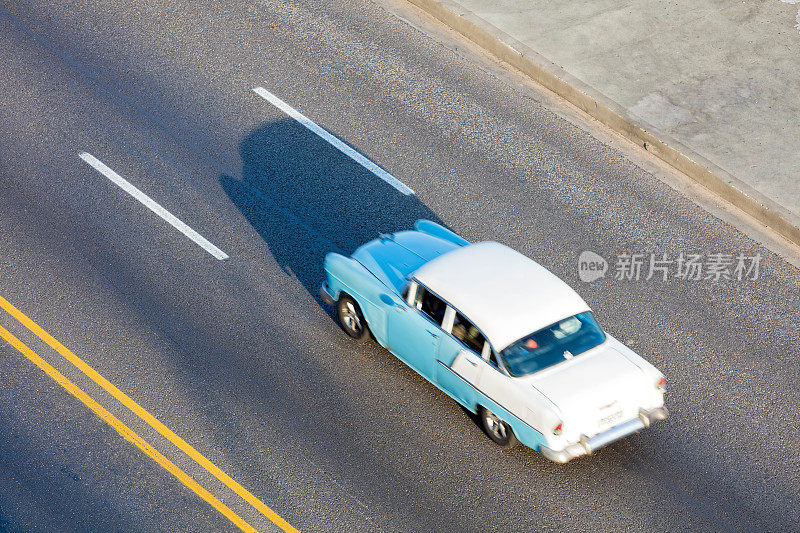 在古巴哈瓦那沿着马勒孔高速行驶的老式美国汽车