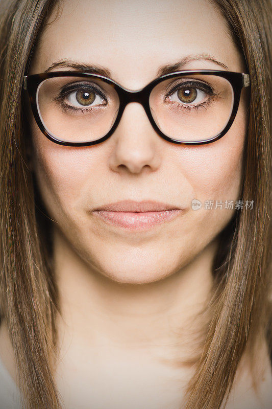 一个戴眼镜的年轻女人的肖像