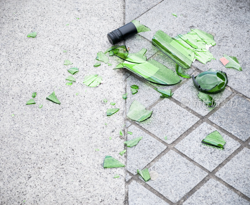 街上打碎的玻璃瓶