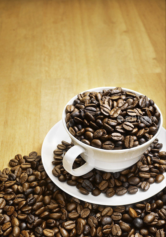 咖啡豆与木材背景
