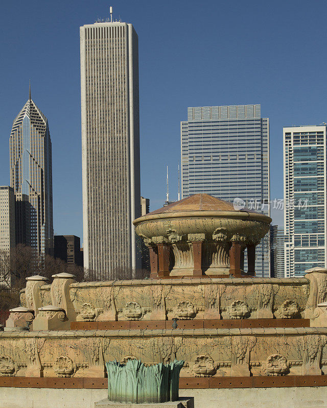 芝加哥地平线上的白金汉喷泉。