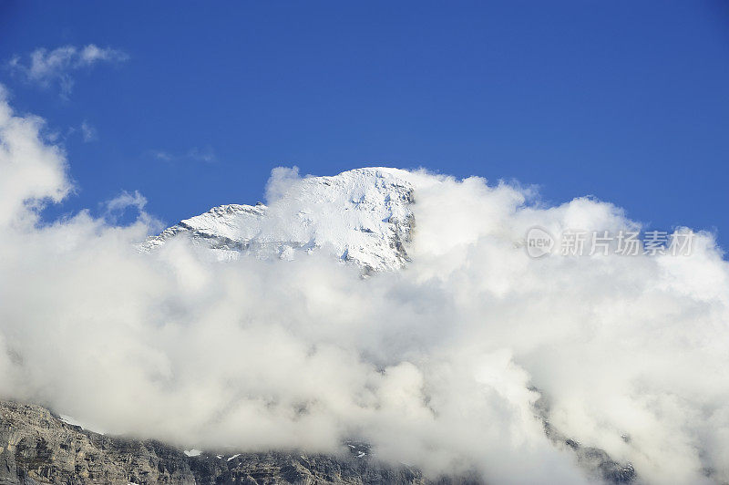 雾中的山峰