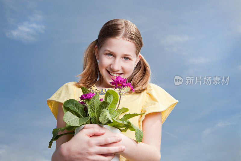 手持盆花的美丽少女