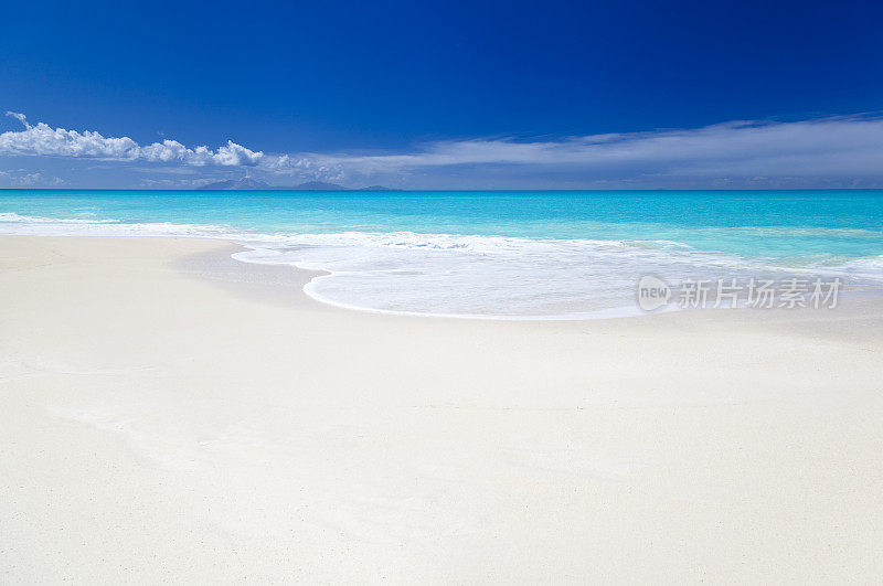 洁净的白色加勒比海滩与蓝天