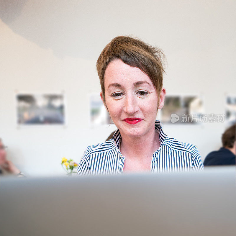 女商人参加视频会议