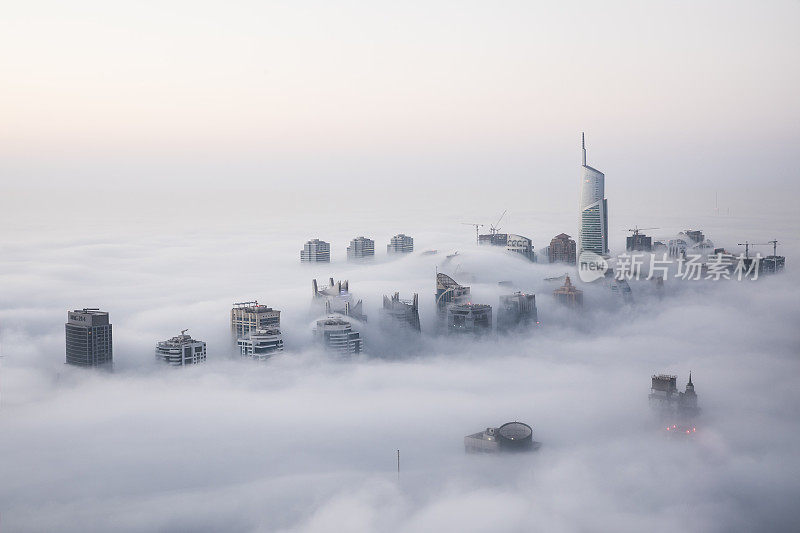 罕见的冬日晨雾笼罩着迪拜的摩天大楼。
