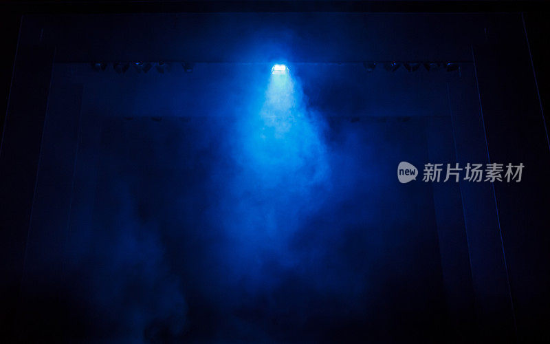 黑色舞台上的蓝色烟雾