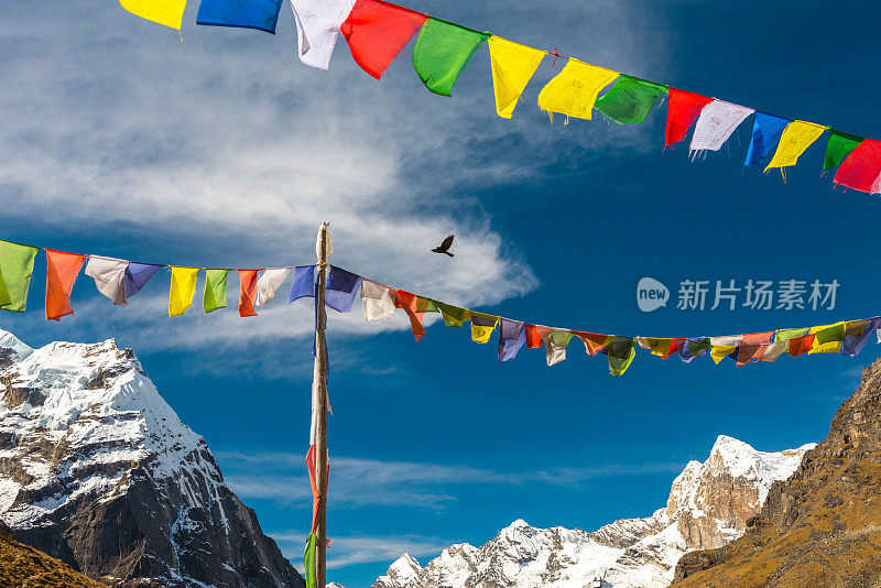 尼泊尔经幡悬挂在喜马拉雅山脉的风中