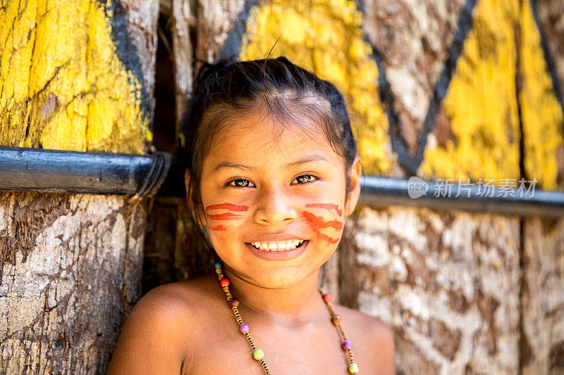 可爱的巴西本土女孩在亚马逊，巴西