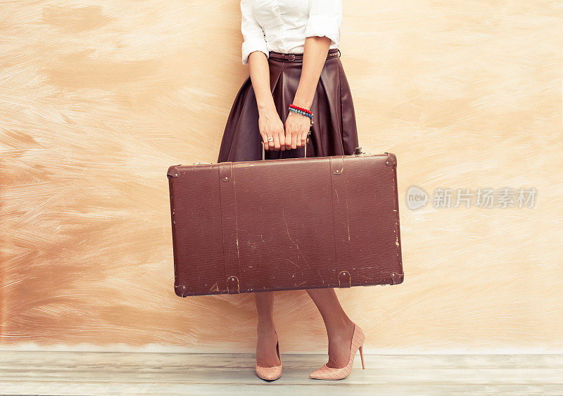 拿着古董手提箱旅行的女人