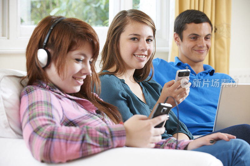 一群青少年朋友在家里享受科技