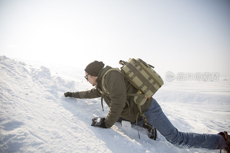 雪山中的男性徒步旅行者