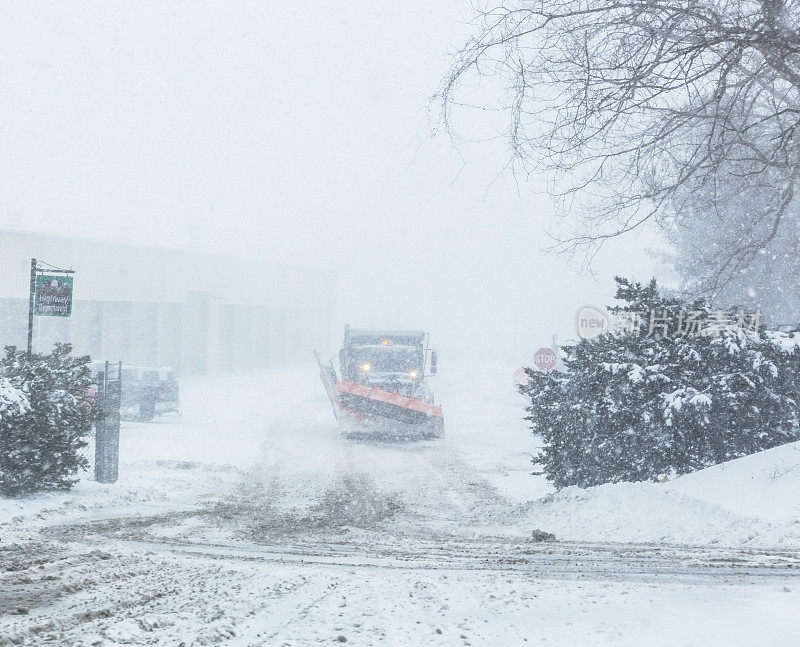 扫雪车驶离高速公路部停车场