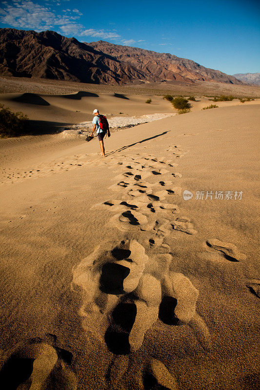 在加利福尼亚死亡谷沙漠迷路的徒步旅行者
