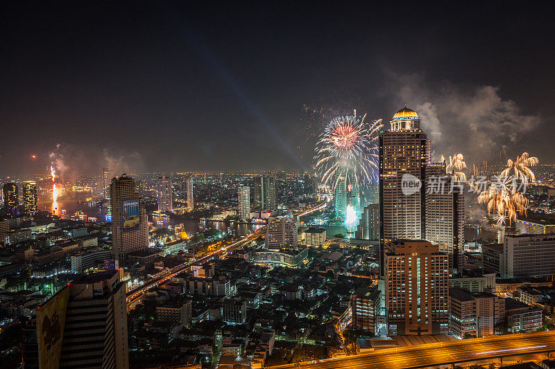 新年烟花在曼谷城市景观