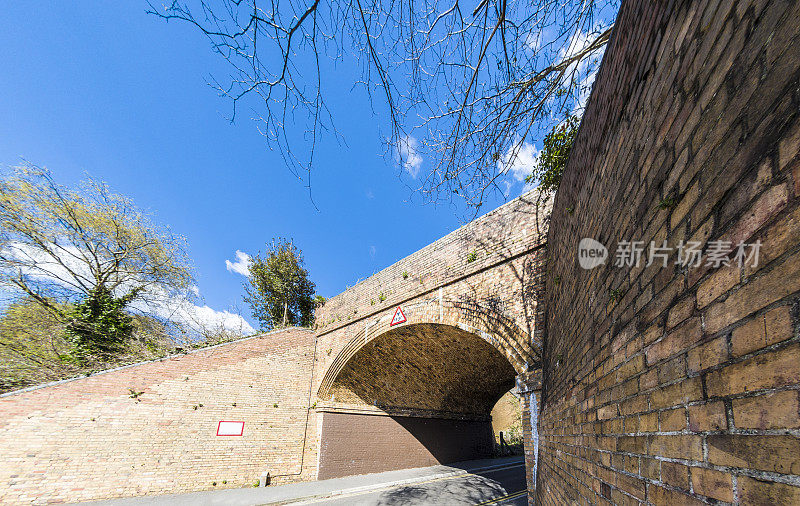 铁路跨公路桥