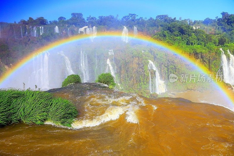 令人印象深刻的伊瓜苏瀑布和彩虹，巴西阿根廷边境，南美