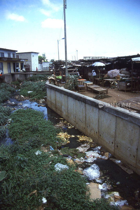 非洲加蓬利伯维尔市排水渠垃圾收集